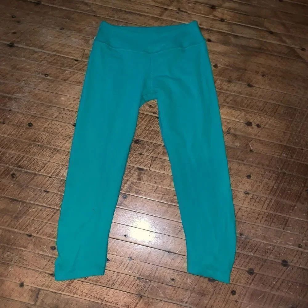 Beyond Yoga Kelly green ruched hem cropped M athletic leggings
